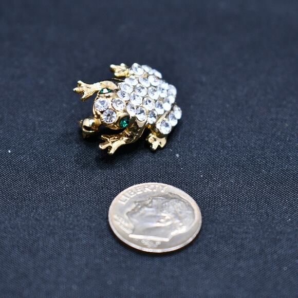 Vintage Frog Rhinestone Small Brooch, Green Rhinestone Eyes, Gold Tone, 1960s - Picture 3 of 10